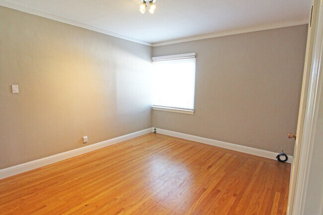 Building Photo - Coming Soon! Lovely Redwood Heights Home w...