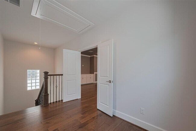 Building Photo - 1237 W 23rd St