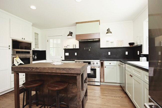 Building Photo - Updated Keswick Cottage on Over 7 Acres