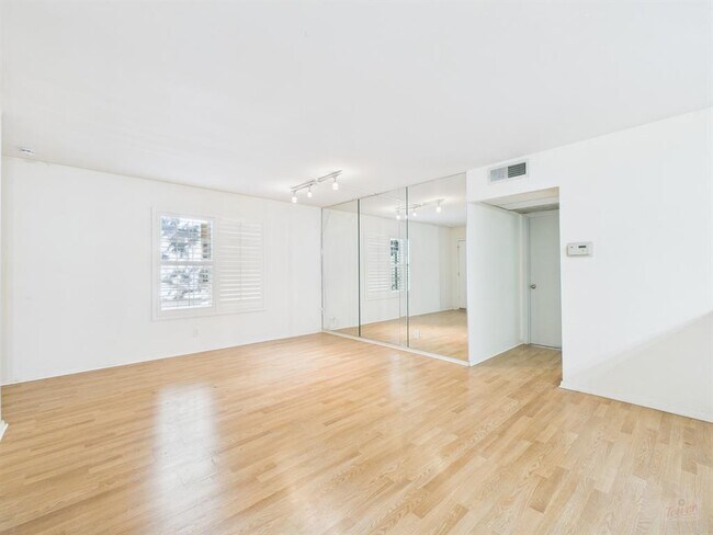 Building Photo - 910 Duncan Ln