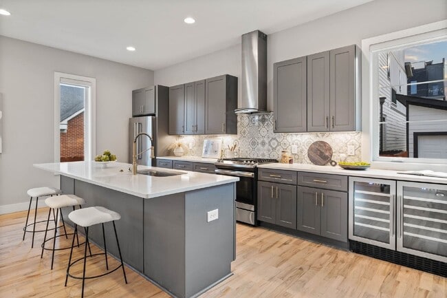 Building Photo - Spacious 4-Bed Gem in Nashville: 2360 sq f...