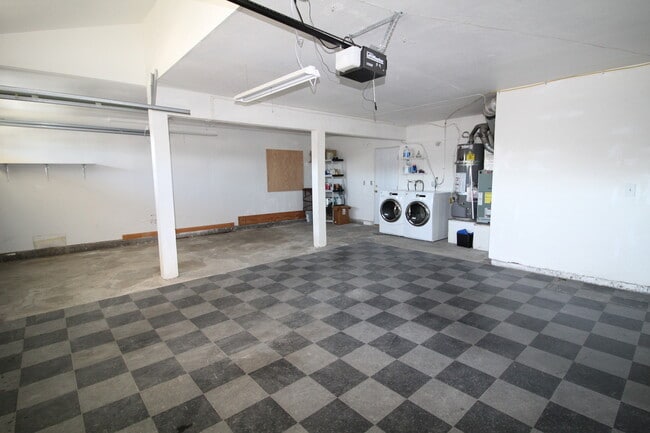 Building Photo - Oxnard | 4 bedroom + 2.5 bathroom Single F...