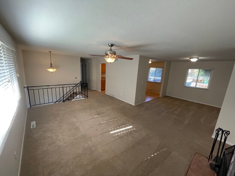 Building Photo - 2640 Villa Loma Dr