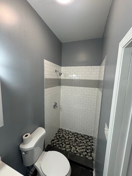 Building Photo - 2152 W 19th St