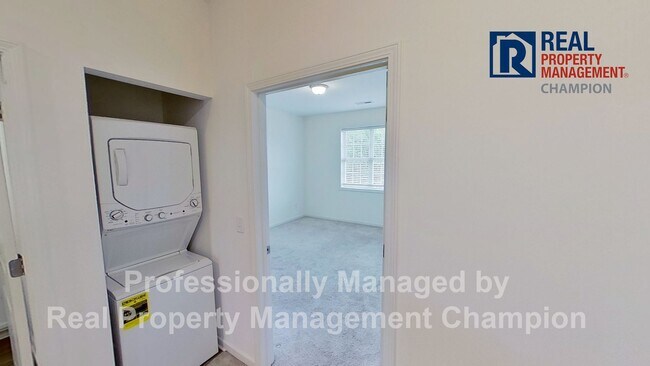 Building Photo - Fabulous Townhome in Heart of Leland