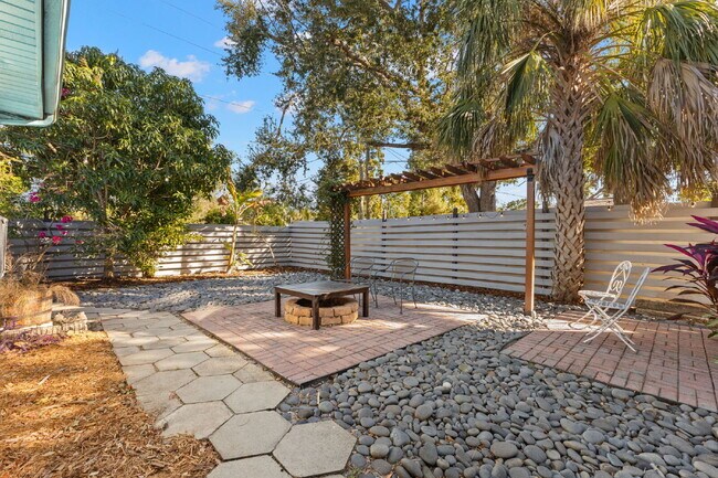 Building Photo - "Charming 3-Bed, 2-Bath Oasis in the Heart...