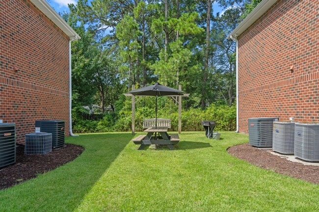 Building Photo - High-speed Internet, basic cable, water, s...