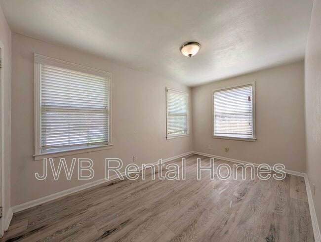 Building Photo - 646 Stanwick Rd