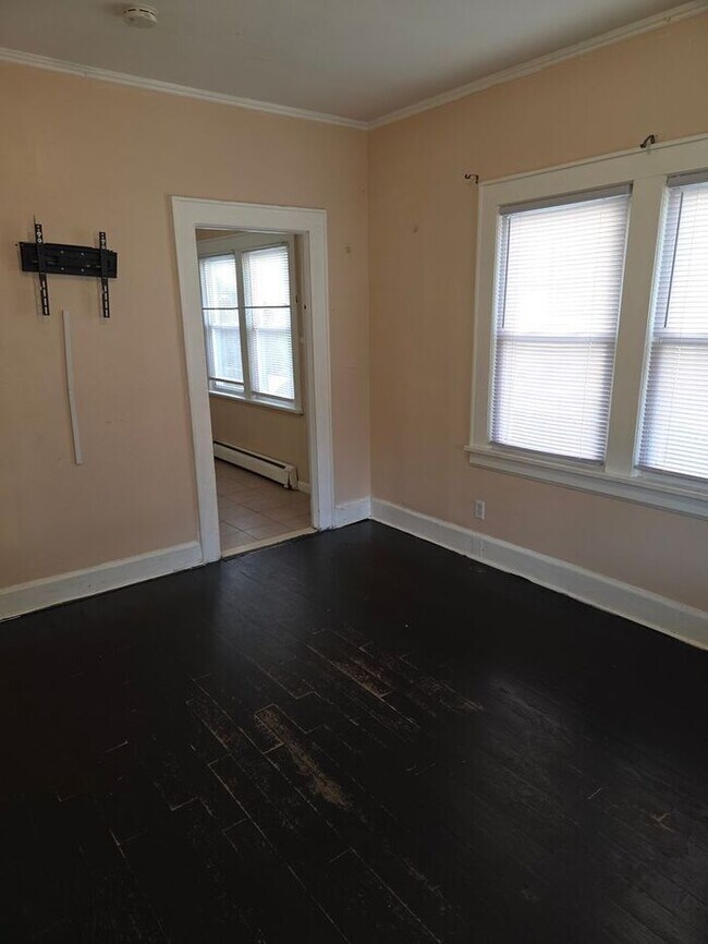 Building Photo - 24 Valley St