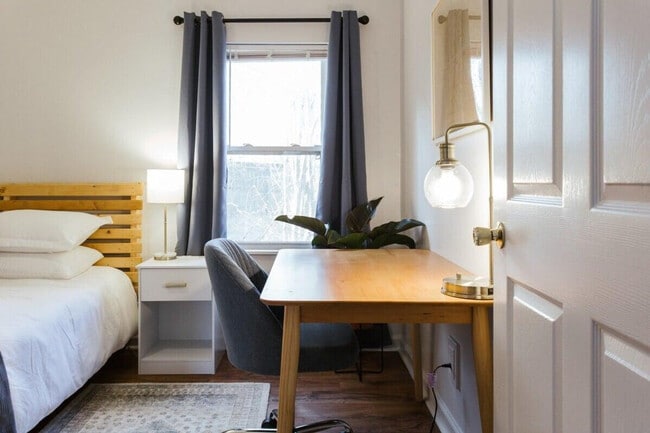 Building Photo - 672 Barber St