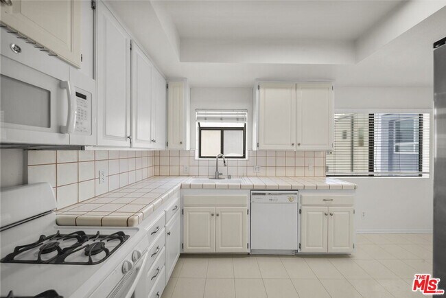 Building Photo - 14572 Dickens St