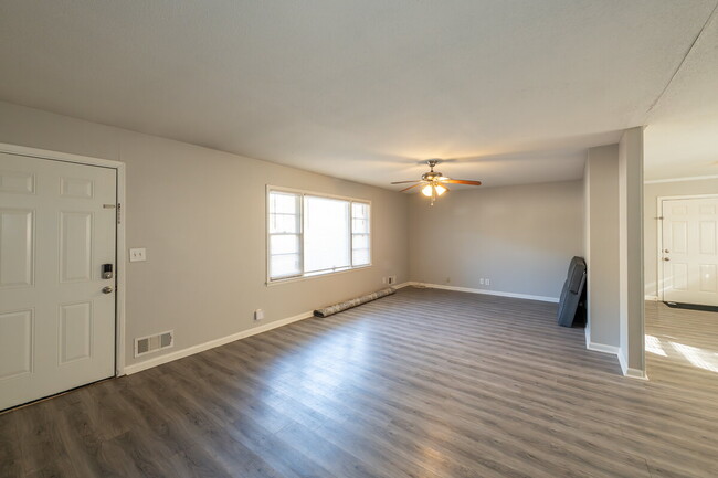 Building Photo - "Charming 3-Bedroom Retreat with 2 Full Ba...