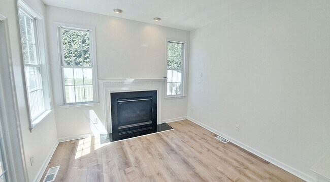 Building Photo - 3 Bed / 2 Full and 2 Half Bath Single Family Townhome