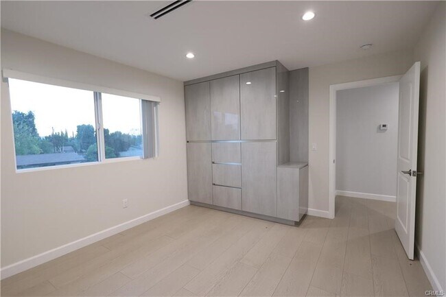 Building Photo - 9315 White Oak Ave