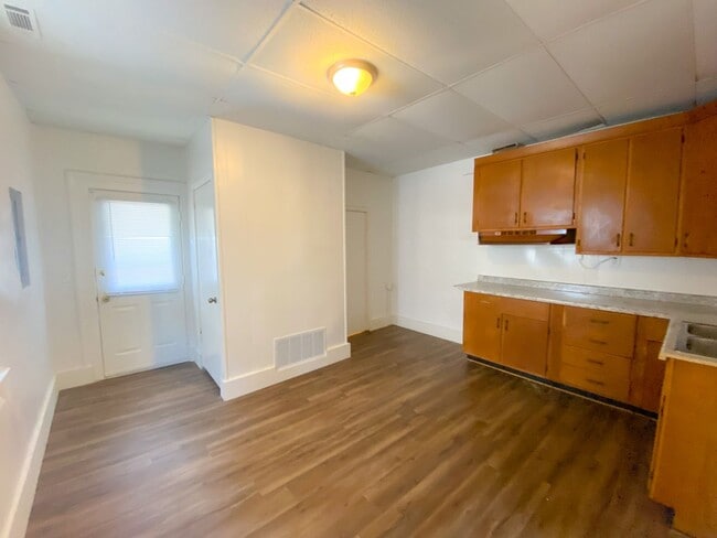 Building Photo - Adorable 1 Bedroom/1 Bathroom House For Rent