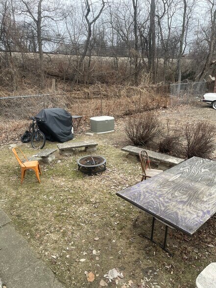 Building Photo - 829 Simpson St