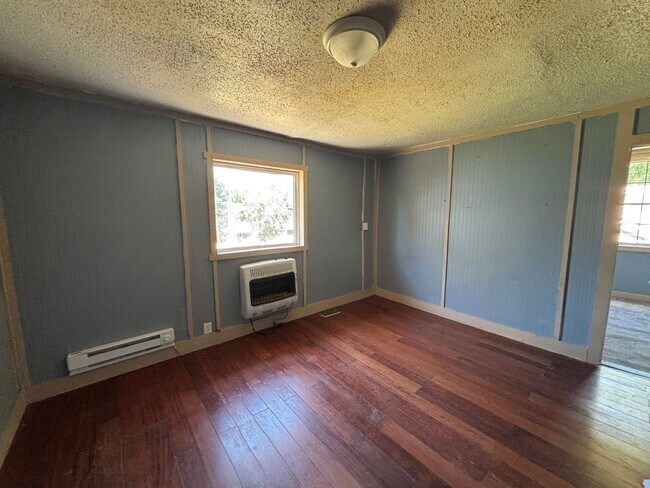 Building Photo - COMING SOON! 3 BED HOUSE