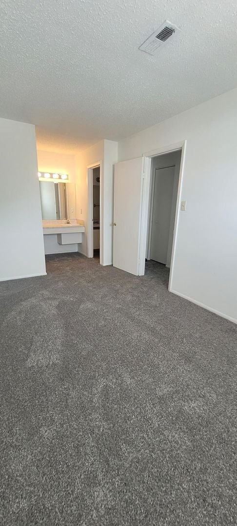 Building Photo - Great condo in Newpoint Condominiums