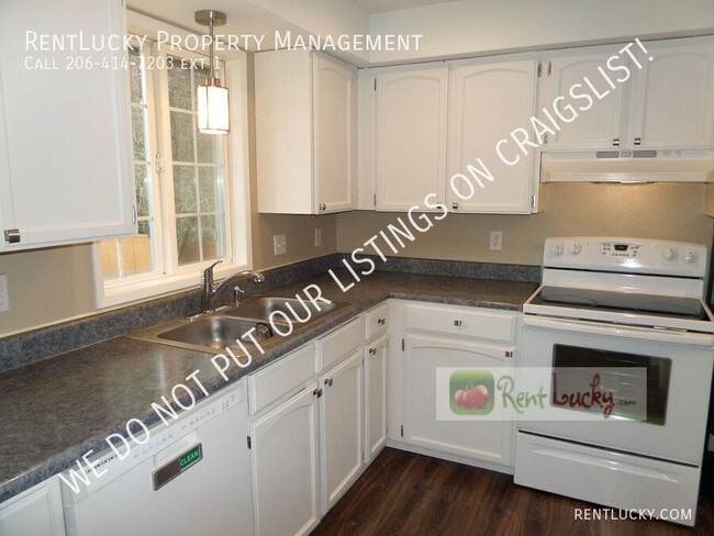 Building Photo - Stunning and LARGE Remodeled 3-Bedroom Hom...