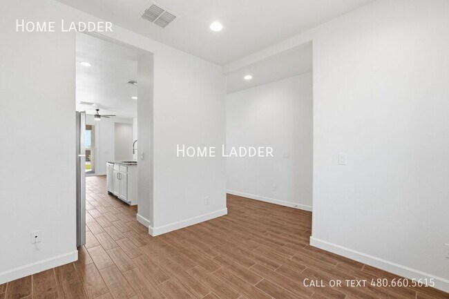Building Photo - 2713 N Camden Dr