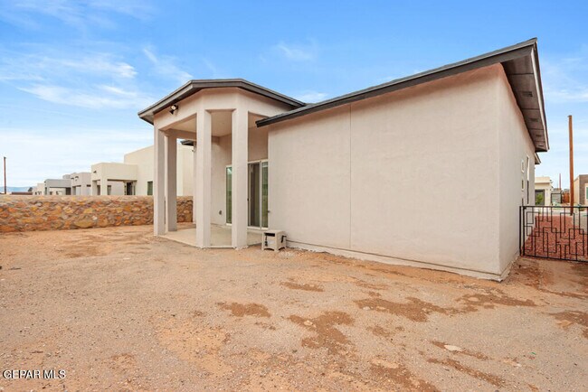 Building Photo - 12320 Desert Pine Ave