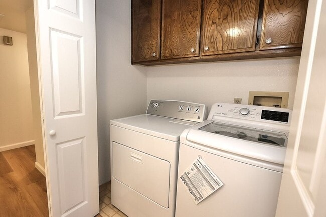 Building Photo - Beautiful corner halfplex available now for rent!