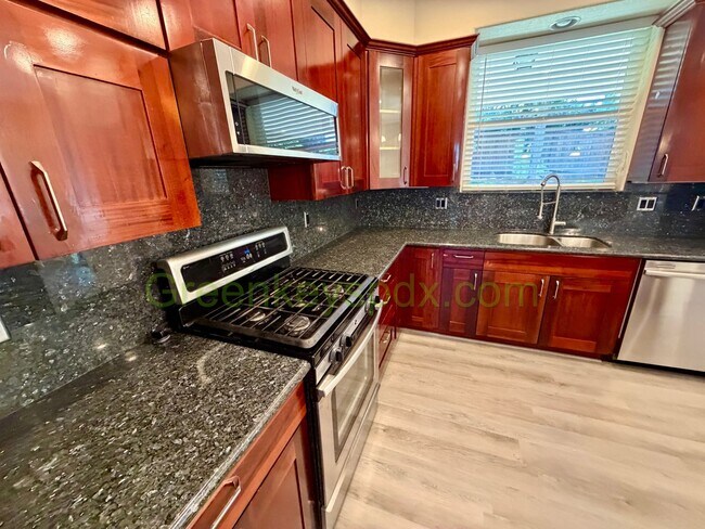 Building Photo - Gorgeous House in Upscale Neighborhood in Tigard, 5 Bedrooms plus Den/Office, 3.5 Bathrooms, Larg...