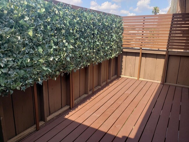 Building Photo - Small gated community of 39 units, conveni...