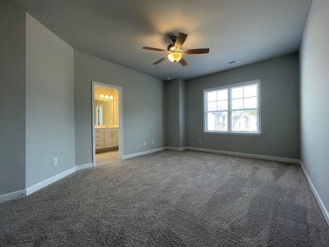 Building Photo - Beautiful Townhome in Downtown Wake Forest