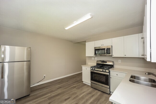 Building Photo - 8904 Channing Dr