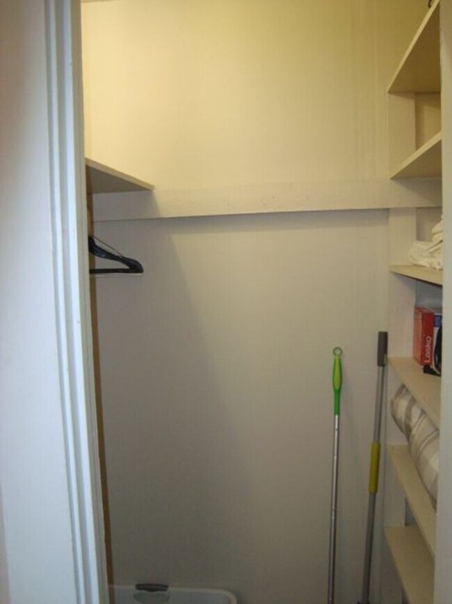 Building Photo - Fully furnished One bedroom/One Bathroom a...