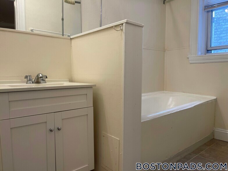 Building Photo - 520 Cambridge St