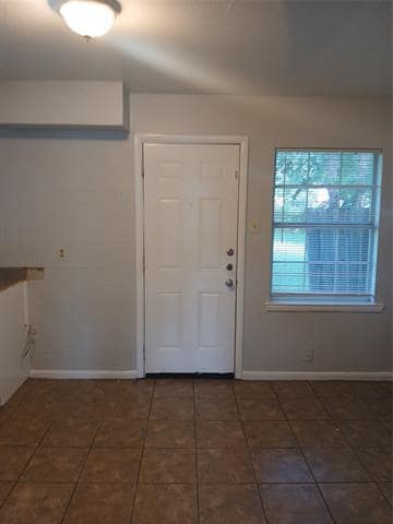 Building Photo - 12133 Hoblitzelle Dr