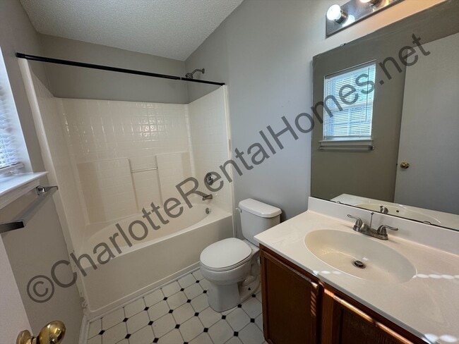 Building Photo - Nice single family home with 3 bedrooms and 2.5 bathrooms