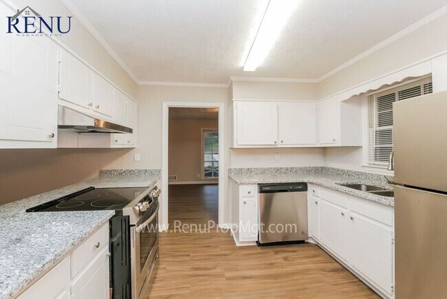 Building Photo - Now available 3 bedrooms 2 baths!
