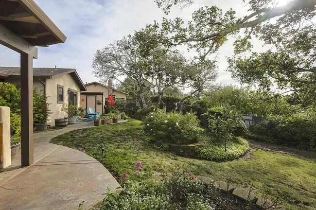 Building Photo - 15470 Oak Hills Dr