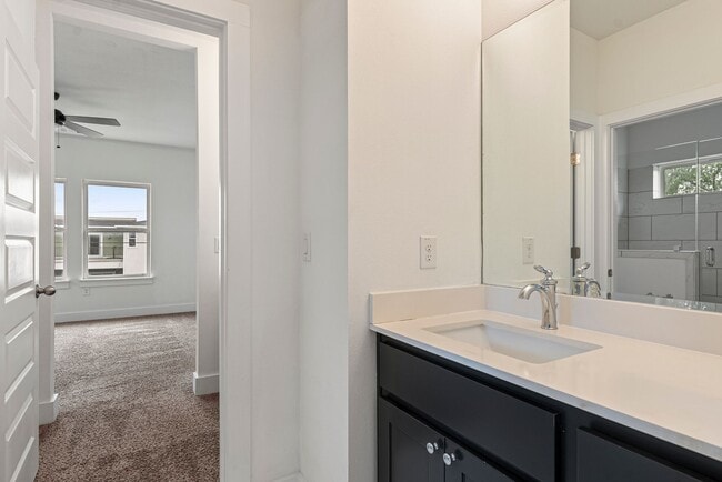 Building Photo - Beautiful 2 bedroom, 1.5 bathroom home in East Austin!!!