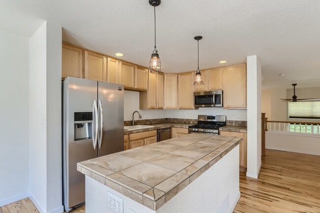 Building Photo - Sunny townhome in West Longmont!