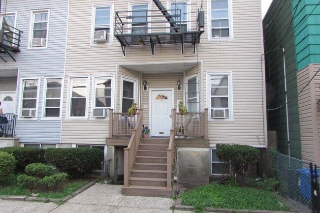 Building Photo - 233 Griffith St