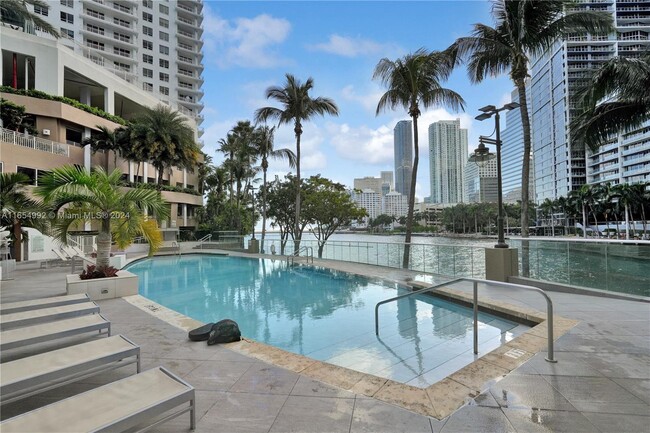 Swimming Pool - 901 Brickell Key Blvd