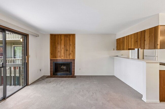 Building Photo - 695 Manhattan Dr