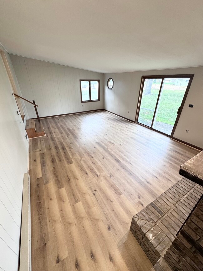 Building Photo - 102 E 8th St