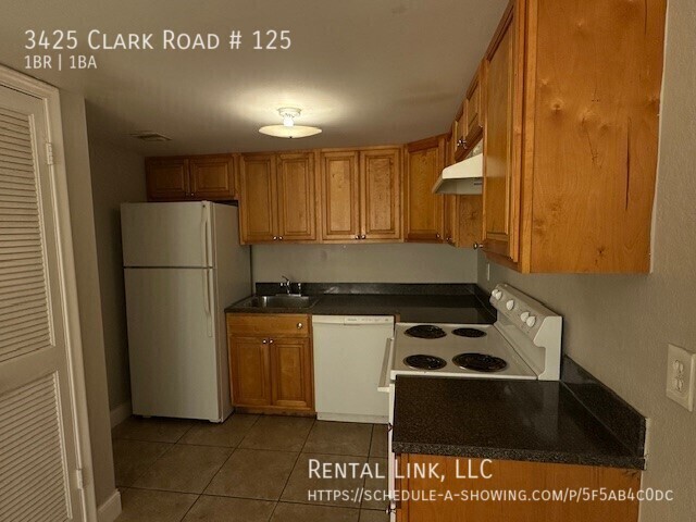 Building Photo - Spacious condo with a private patio, pool,...