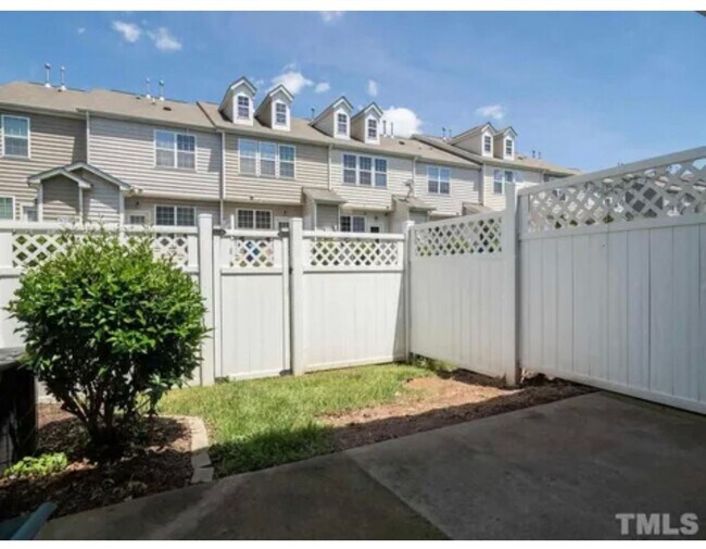 Building Photo - Charming 2BR Townhouse near DT Raleigh