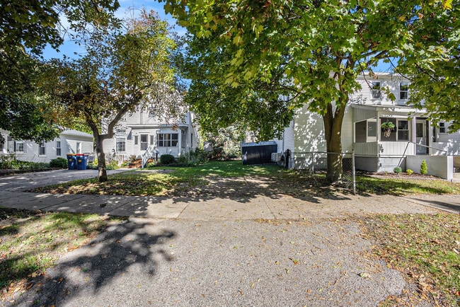 Building Photo - 37 Gold Ave NW