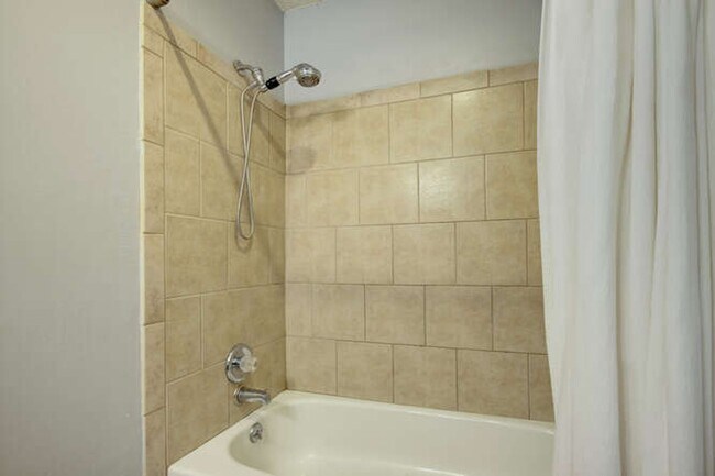 Building Photo - Great little modern and super clean home i...