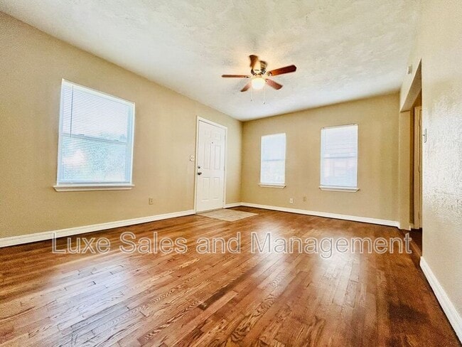 Building Photo - 421 E Showalter Dr