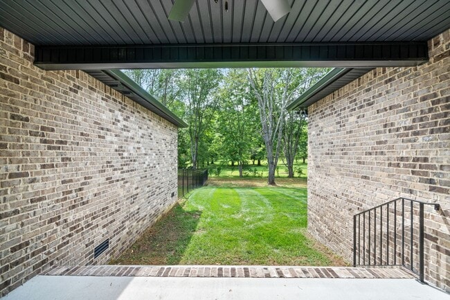Building Photo - Pet Friendly in Sango!