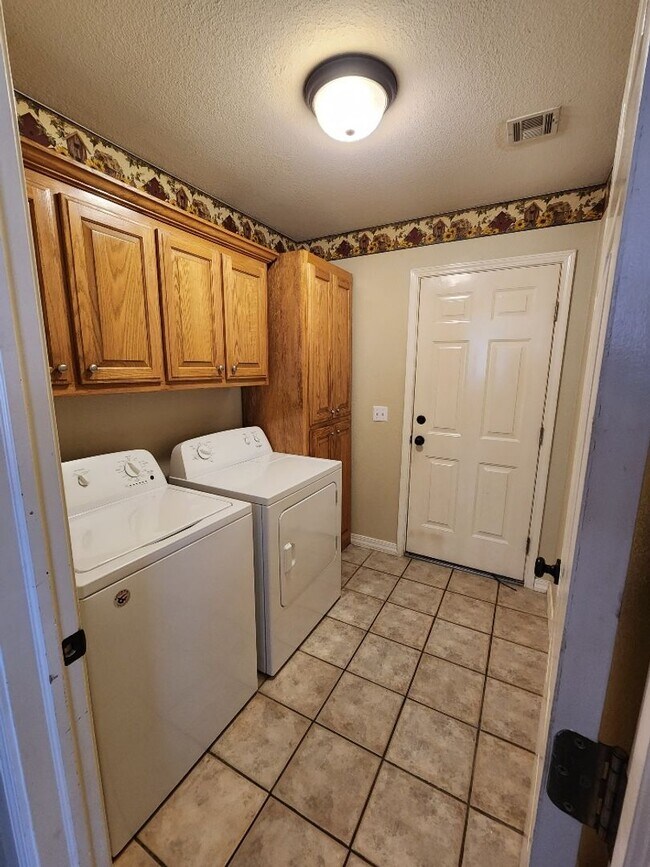 Building Photo - Stunning 3-Bedroom Single Family Located In Champion Estates!