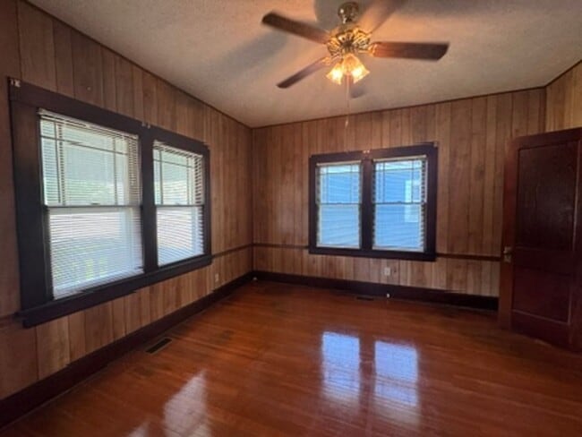 Building Photo - Charming 2 Bedroom Home Available - Unfini...
